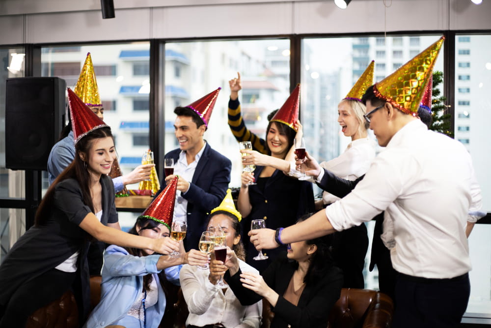 ธีมงานปีใหม่บริษัท ควรใช้พร็อปถ่ายรูปและเปิดเพลงที่สอดคล้องกับธีม