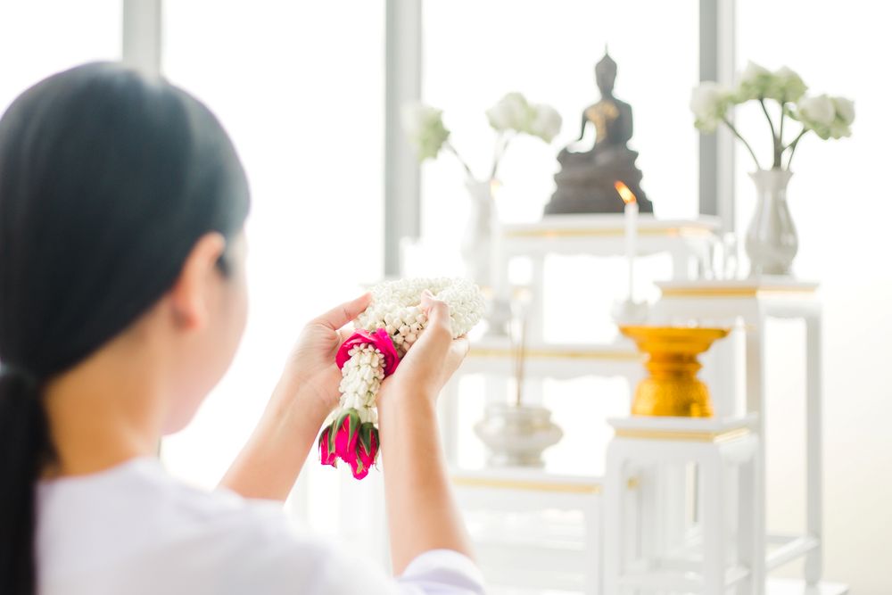 หากทำบุญ 100 วัน ที่บ้านควรเตรียมโต๊ะหมู่บูชาไว้ให้พร้อม