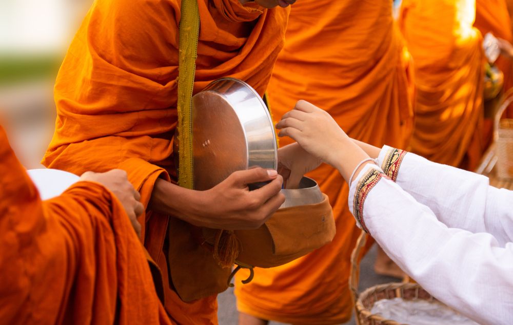 การตักบาตรเป็นการทำบุญวันเกิดให้ตัวเองที่ได้รับความนิยม